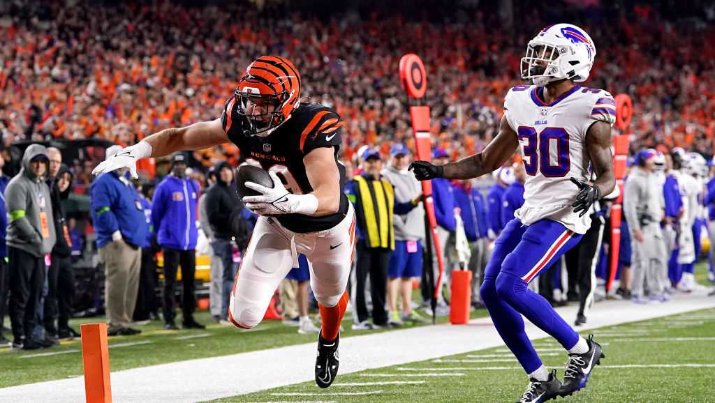 Bengals re-sign TE Sample to 3-year deal - Vimarsana News
