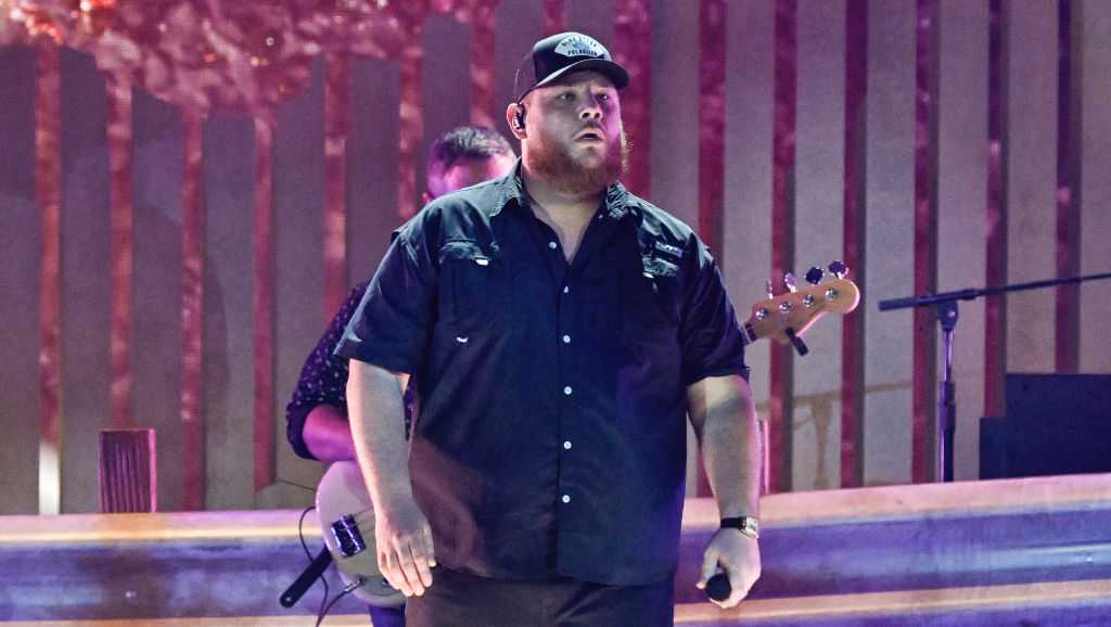 Luke Combs helping a fan who almost owed him $250,000 for selling