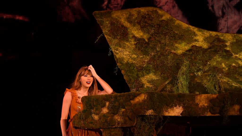 Taylor Swift grita a Travis Kelce durante su actuación en Argentina