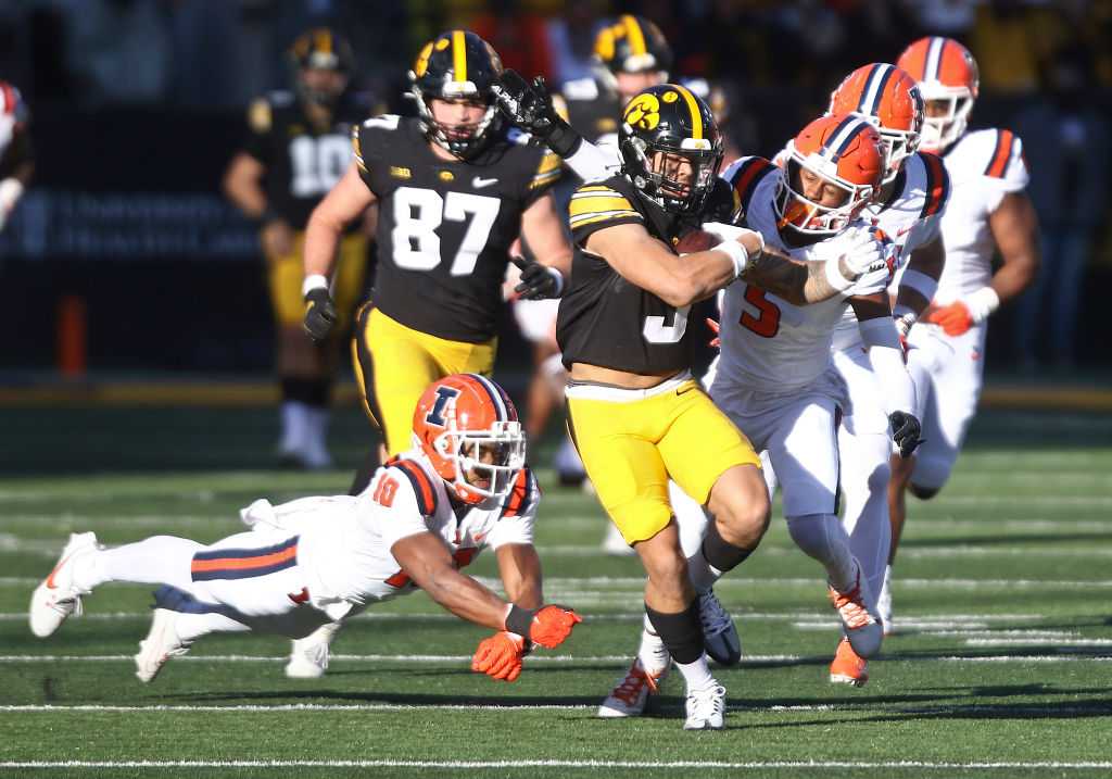 Iowa Hawkeyes Earn Big Ten West Title After Beating Illinois