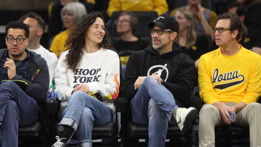 Jason Sudeikis, Sue Bird meet the Iowa women&rsquo;s basketball team