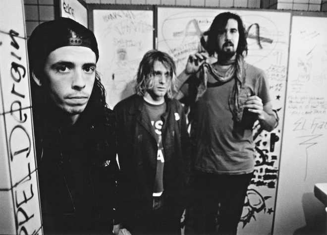 American&#x20;rock&#x20;group&#x20;Nirvana,&#x20;backstage&#x20;in&#x20;Frankfurt,&#x20;Germany,&#x20;12th&#x20;November&#x20;1991.&#x20;Left&#x20;to&#x20;right&#x3A;&#x20;drummer&#x20;Dave&#x20;Grohl,&#x20;singer&#x20;and&#x20;guitarist&#x20;Kurt&#x20;Cobain&#x20;&#x28;1967&#x20;-&#x20;1994&#x29;&#x20;and&#x20;bassist&#x20;Krist&#x20;Novoselic.&#x20;&#x28;Photo&#x20;by&#x20;Paul&#x20;Bergen&#x2F;Redferns&#x2F;Getty&#x20;Images&#x29;