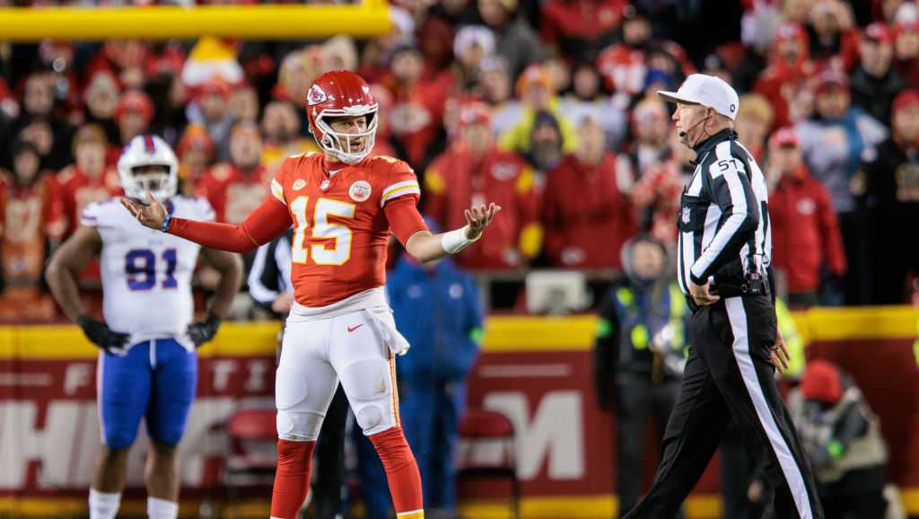 Chiefs have 49-yard go-ahead TD called back by penalty, fall 20-17