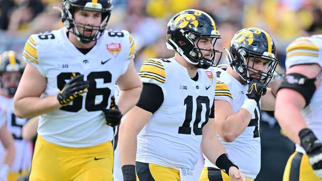Citrus Bowl: Iowa benches Deacon Hill after 3 turnovers - Vimarsana News