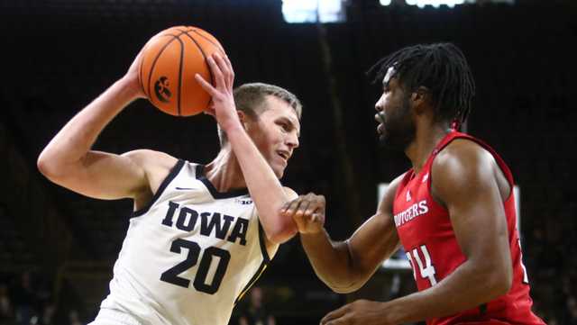 Sandfort scores 24 against Rutgers as Iowa gets first Big Ten - Vimarsana News