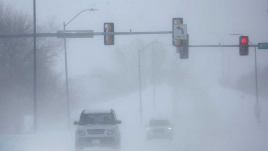 Iowa road conditions Cedar Rapids police ask drivers to stay home