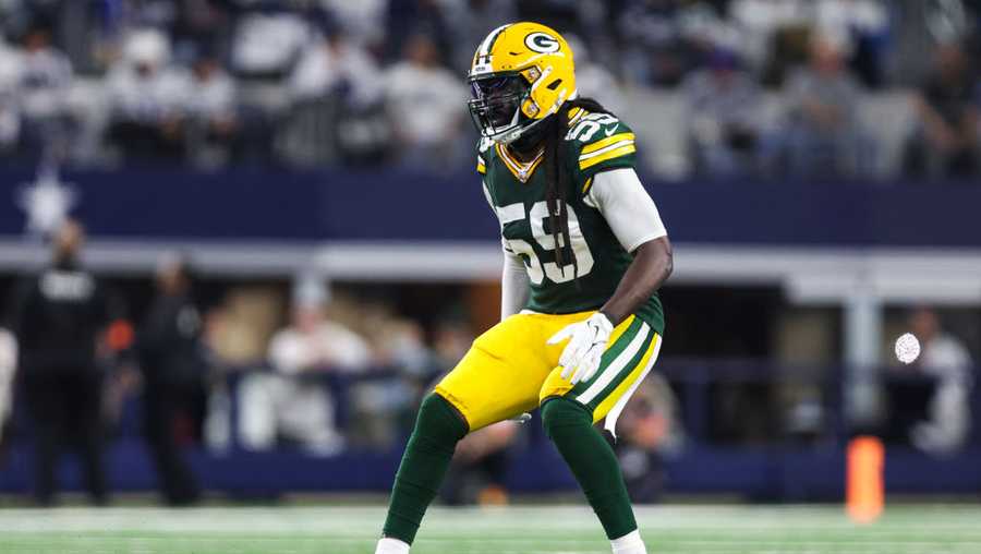 ARLINGTON, TX - JANUARY 14: De&apos;Vondre Campbell #59 of the Green Bay Packers defends in coverage during an NFL wild-card playoff football game against the Dallas Cowboys at AT&amp;T Stadium on January 14, 2024 in Arlington, Texas. (Photo by Perry Knotts/Getty Images)