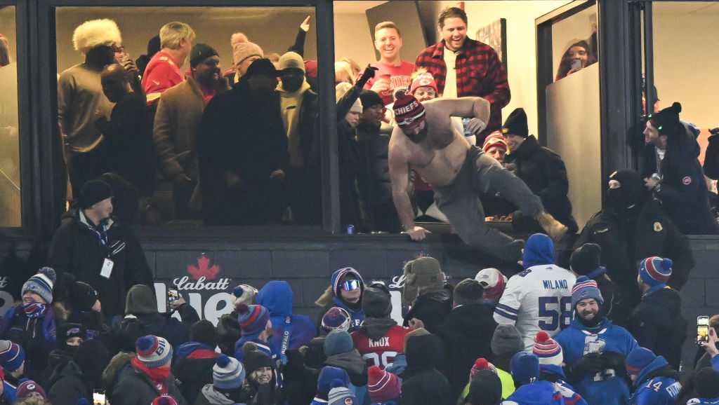 Shirtless Jason Kelce helped a young Bills fan meet Taylor Swift - Vimarsana News