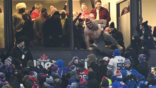 Shirtless Jason Kelce helped a young Bills fan meet Taylor Swift