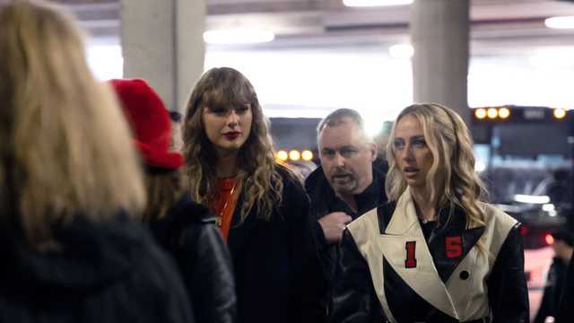 Taylor Swift gets an early reason to celebrate at AFC title game as Travis Kelce makes a TD catch - Vimarsana News