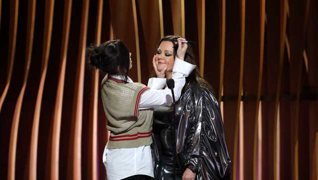 Billie Eilish signed Melissa McCarthy's face during SAG Awards - Vimarsana News