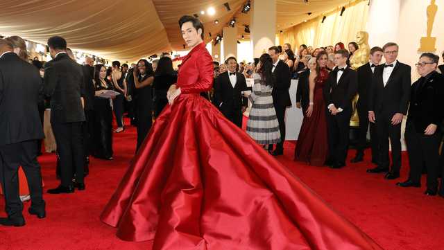 Eugene Lee Yang stunned the Oscars Red Carpet with his bold look - Vimarsana News
