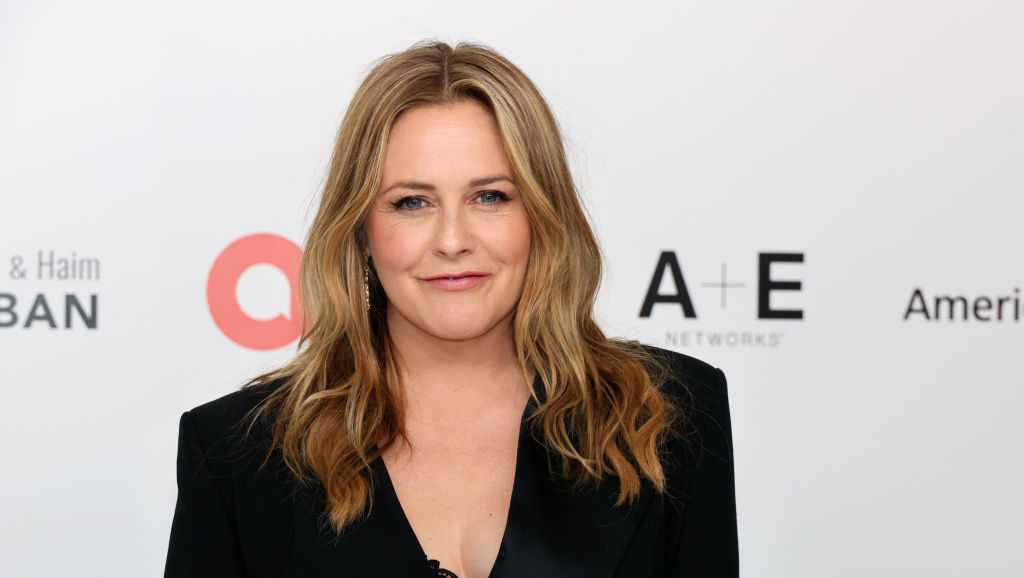 Alicia Silverstone posts video of herself eating poisonous fruit