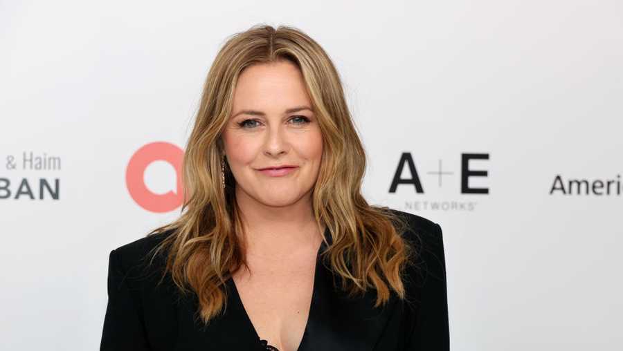 Alicia Silverstone posts video of herself eating toxic fruit