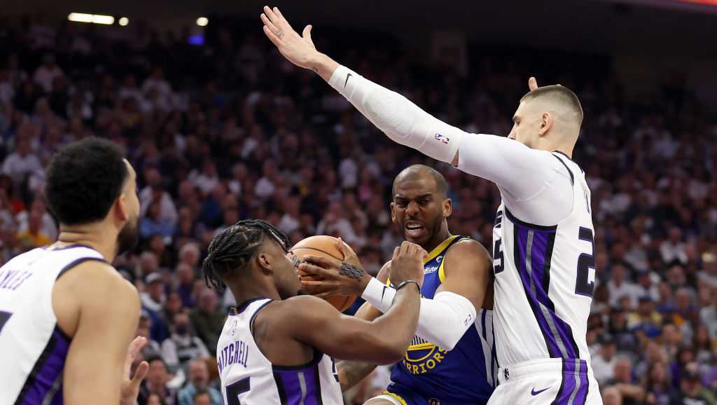 Sacramento Kings lead the Golden State Warriors 54-50 at halftime