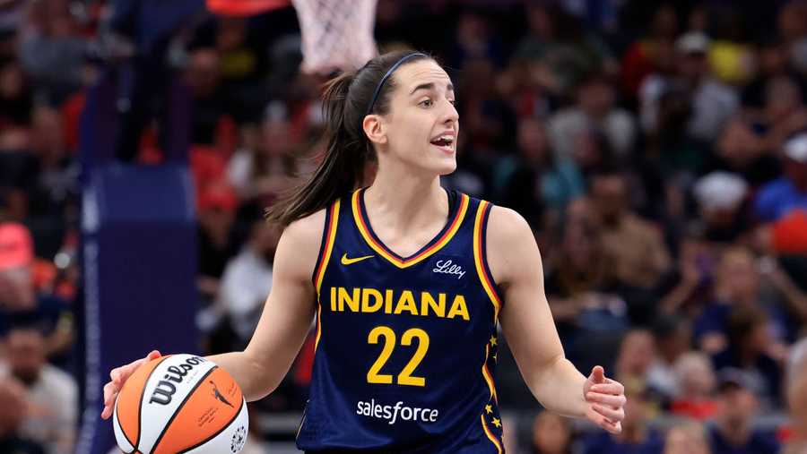 INDIANAPOLIS, INDIANA - MAY 28: Caitlin Clark #22 of the Indiana Fever brings the ball up the court against the Los Angeles Sparks at Gainbridge Fieldhouse on May 28, 2024 in Indianapolis, Indiana. (Photo by Justin Casterline/Getty Images)