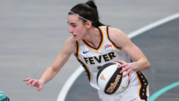 BROOKLYN, NY - JUNE 02: Caitlin Clark #22 of the Indiana Fever controls the ball during the game against the New York Liberty on June 2, 2024 at the Barclayys Center in Brooklyn, New York.  (Photo by Rich Graessle/Icon Sportswire via Getty Images)