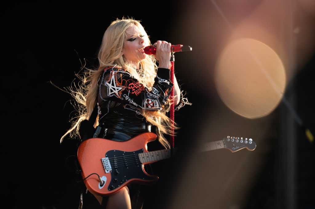 Avril Lavigne extends tour, includes stop in Cincinnati - WLWT