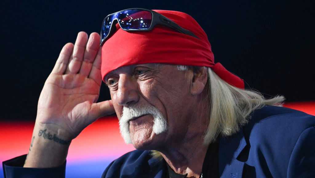 Hulk Hogan takes RNC stage in true 'Hulkamaniac' style