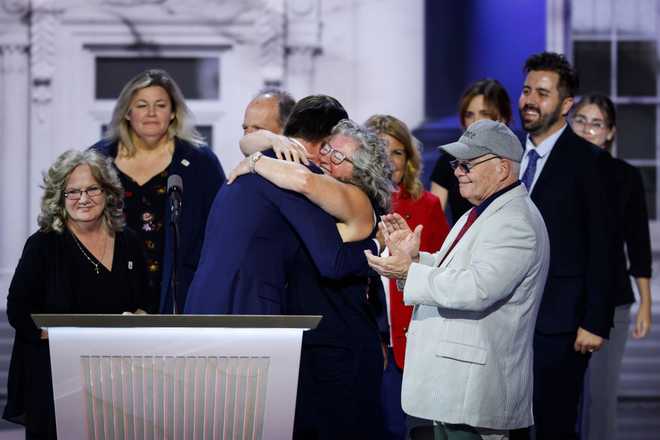 Milwoki, Wisconsin - 17 de julio: un candidato vicepresidencial republicano, Sen. En el tercer día de la Convención Nacional de la FIS Fisur, en el tercer día de la Convención Nacional Internacional por parte de la República, en el tercer día de la Convención Nacional Internacional, la Convención Nacional Republicana surgió en el escenario, el 17 de julio de 1824. en el escenario. Wisconsin. Los delegados, los políticos y los republicanos terminan en la convención anual, el ex presidente Donald Trump termina con su partido y el ex presidente Donald Trump. RNC tiene lugar del 15 al 18 de julio. (Foto de imagen de Subwayeng / Getty Squeeze)