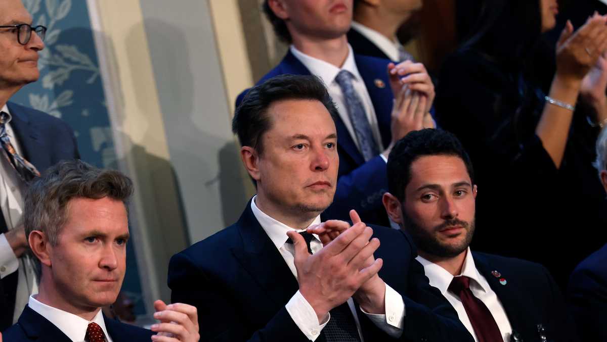 Elon Musk makes surprise appearance on Capitol Hill