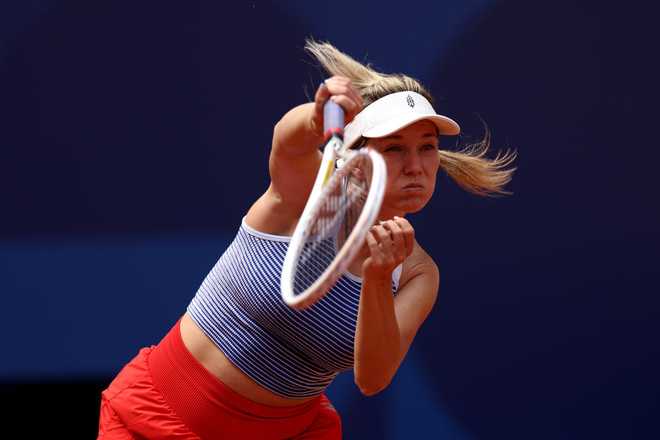 PARIS, FRANCE - JULY 25: Danielle Collins of Team United States  servesduring a tennis training session at Roland-Garros ahead of the Paris Olympic Games at Roland Garros on July 25, 2024 in Paris, France. (Photo by Clive Brunskill/Getty Images)