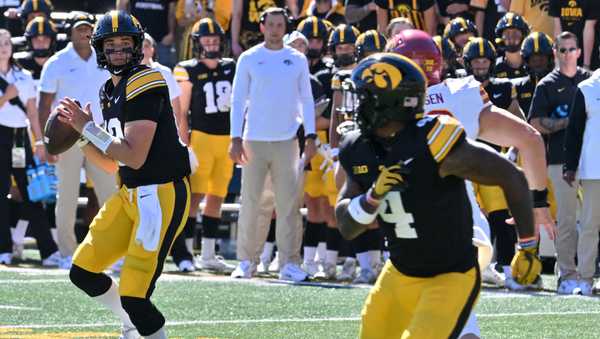 IOWA CITY, IA - SEPTEMBER 07: Iowa quarterback Cade McNamara pases to Iowa running back Leshon Williams (4) during a college football game between the Iowa State Cyclones and the Iowa Hawkeyes, on September 07, 2024, at Kinnick Stadium, Iowa City, IA. (Photo by Keith Gillett/IconSportswire)