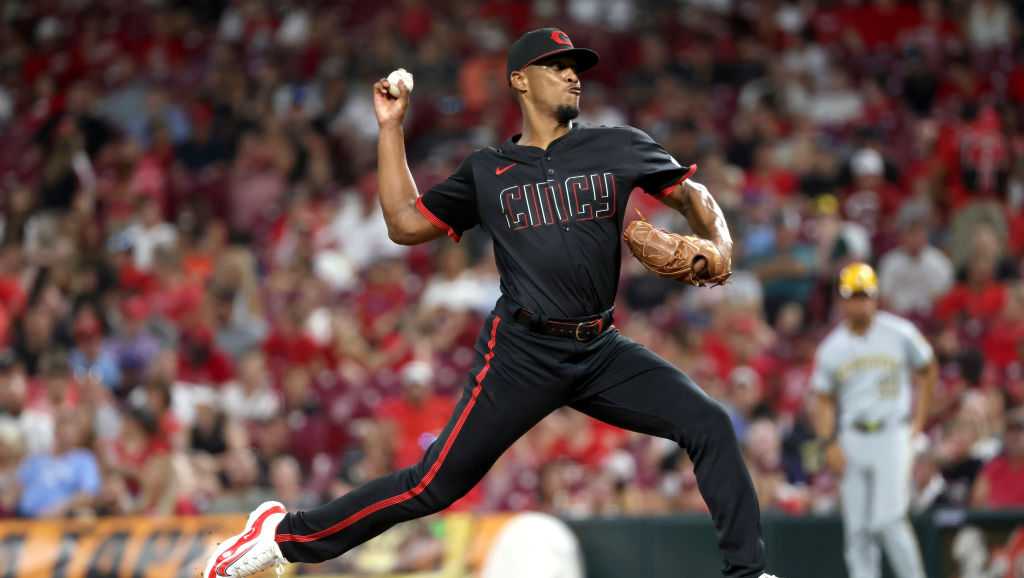 Reds deal right-handed reliever for minor league pitcher in trade with Mariners