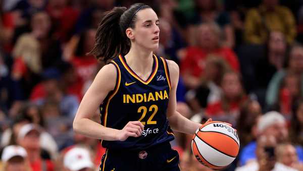 INDIANAPOLIS, INDIANA - SEPTEMBER 15: Caitlin Clark #22 of the Indiana Fever brings the ball up the court against the Dallas Wings at Gainbridge Fieldhouse on September 15, 2024 in Indianapolis, Indiana. NOTE TO USER: User expressly acknowledges and agrees that, by downloading and or using this photograph, User is consenting to the terms and conditions of the Getty Images License Agreement. (Photo by Justin Casterline/Getty Images)