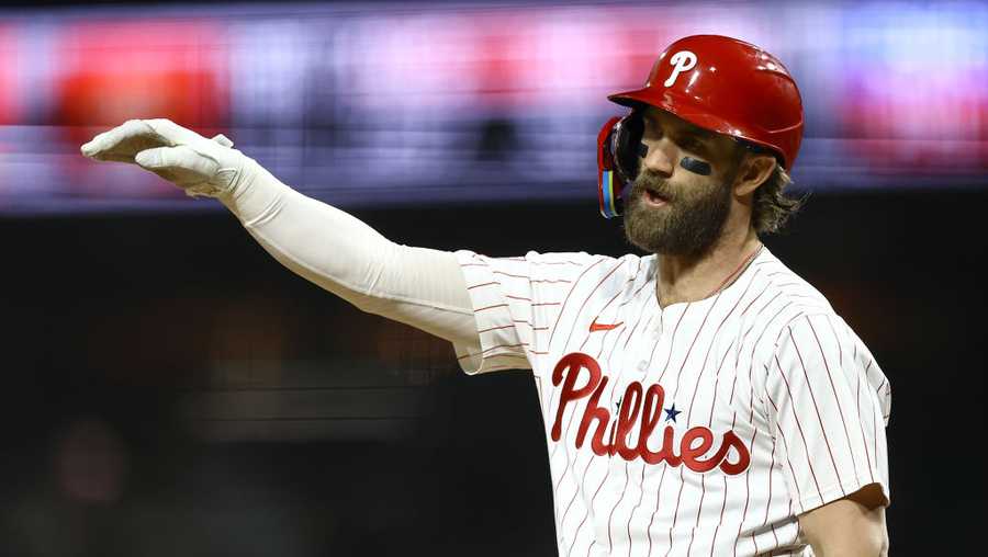 Cody Bellinger drives in 4 runs in the Cubs' 10-4 win over the Phillies