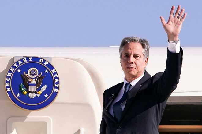 El Secretario de Estado de Estados Unidos, Anthony Blinken, saluda antes de abordar su avión en el Aeropuerto Internacional Ben Gurion en Lod el 23 de octubre de 2024, mientras parte para un viaje a Arabia Saudita en Riad. (Foto de Nathan Howard/POOL/AFP) (Foto de NATHAN HOWARD/POOL/AFP vía Getty Images)