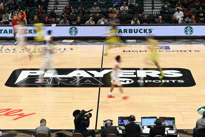 LAS VEGAS, NEVADA - NOVEMBER 30: Players run across the court in the game against the Alabama Crimson Tide and against the Oregon Ducks in the first half of the championship game of the Players Era Festival basketball tournament at MGM Grand Garden Arena on November 30, 2024 in Las Vegas, Nevada. The Ducks defeated the Crimson Tide 83-81. (Photo by Candice Ward/Getty Images)