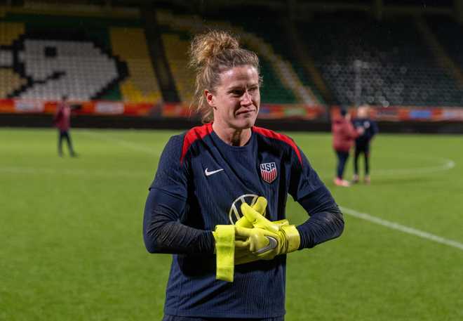 LA HAYA, PAÍSES BAJOS - 2 DE DICIEMBRE: Alyssa Naeher de Estados Unidos se quita los guantes después de la práctica del USWNT en el estadio ADO Den Haag el 2 de diciembre de 2024 en La Haya, Países Bajos. (Foto de Brad Smith/ISI Photos/USSF/Getty Images para USSF)