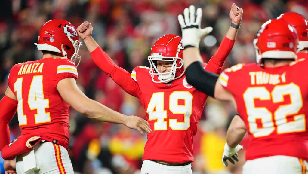 Chiefs, aided by a 'doinked' field goal, win AFC West