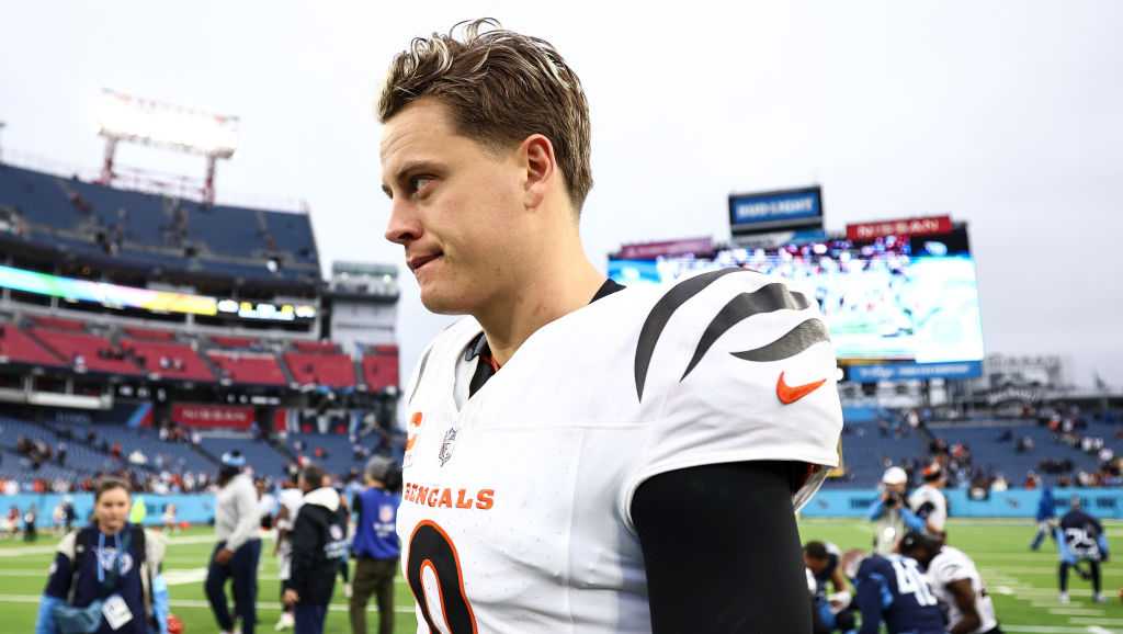 Bengals: Joe Burrow heads to medical tent after being sacked on field