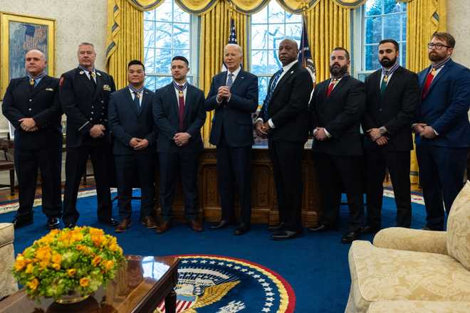 WASHINGTON, DC – 3 DE ENERO: El presidente estadounidense Joe Biden honra a los ganadores de la Medalla al Valor en la Oficina Oval de la Casa Blanca el 3 de enero de 2025 en Washington, DC. La ceremonia honró al bombero del FDNY Brendan Gaffney, al teniente del FDNY John Vanderstar, a Lincoln, al sargento de policía de Nebraska Tu Tran y al detective Michael Collazo, al sargento Jeffrey Mathes, al detective Zachary Plese y al detective Ryan Keg. Departamento de Policía. (Foto de Anna Rose Layden/Getty Images)