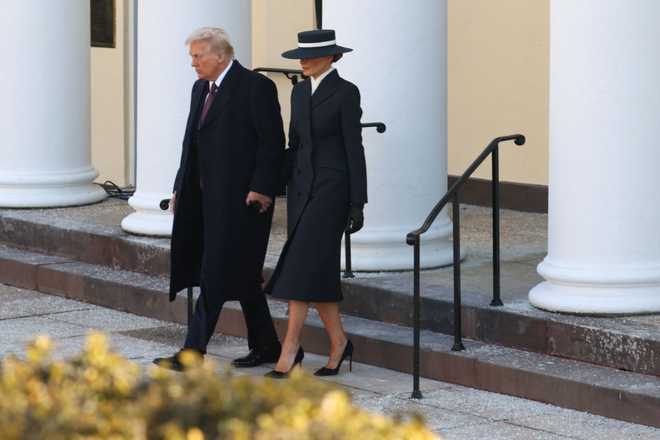 WASHINGTON, DC – 20 DE ENERO: Melania Trump y el presidente electo de Estados Unidos, Donald Trump, se van después de un servicio en la Iglesia de San Juan como parte de la inauguración el 20 de enero de 2025 en Washington, DC. Donald Trump entró en su segundo mandato como el 47º presidente de los Estados Unidos. (Foto de Scott Olson/Getty Images)