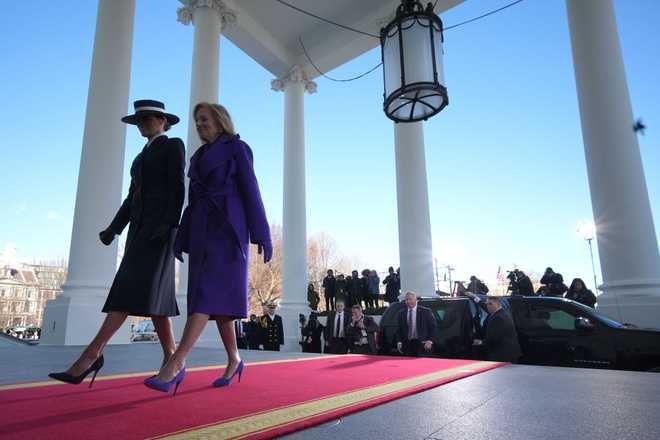 WASHINGTON, DC – 20 DE ENERO: Melania Trump y la primera dama Jill Biden entran antes de la toma de posesión del presidente electo de Estados Unidos, Donald Trump, en la Casa Blanca el 20 de enero de 2025 en Washington, DC. Donald Trump entró en su segundo mandato como el 47º presidente de los Estados Unidos. (Foto de Andrew Harnick/Getty Images)