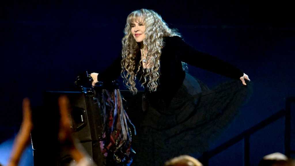 Stevie Nicks' Cincinnati tour date rescheduled after singer suffers fractured shoulder