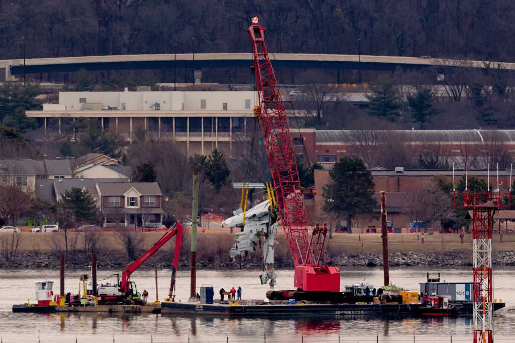 DC midair collision: Salvage crews remove large part of jet from river ...