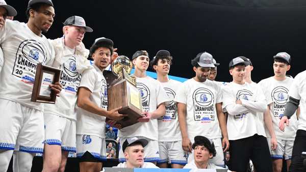 ST. LOUIS, MO - MARCH 09: Drake players pose for a team photo after winning the Missouri Valley Conference Basketball Tournament  between the Bradley Braves and the Drake Bulldogs on March 09, 2025, at Enterprise Center, St. Louis MO. (Photo by Keith Gillett/Icon Sportswire via Getty Images)