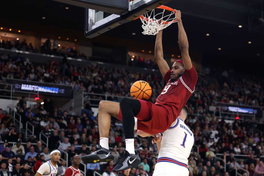 Arkansas Razorbacks Stun Kansas in First Half of March Madness Clash