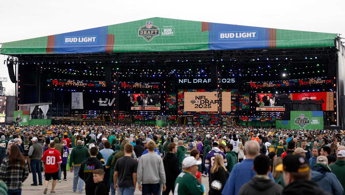 Brad Paisley Headlines Free Concert at 2025 NFL Draft in Green Bay
