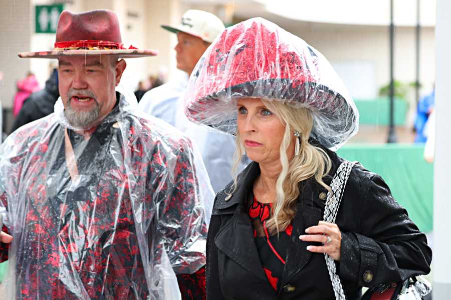 HORSE RACING: MAY 03 Kentucky Derby LOUISVILLE, KY - MAY 03: Fans show off their fashions and battle the rain before the 151st running of the Kentucky Derby on May 3, 2025, at Churchill Downs in Louisville, Ky. (Photo by Jeff Moreland/Icon Sportswire via Getty Images)