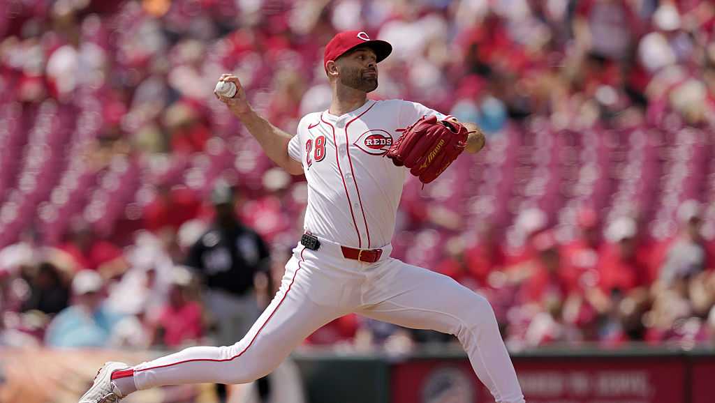 Reds hit 3 home runs, Martinez throws 7 shutout innings to beat White Sox
