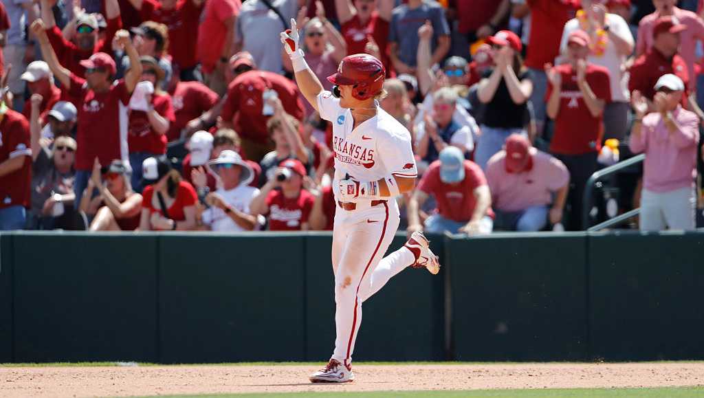Arkansas baseball advances to Fayetteville Regional final