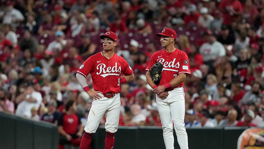 Reds agree to 1-year contracts with 8 players to avoid arbitration