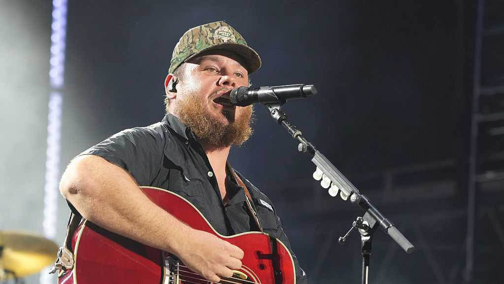 Country star Luke Combs coming to Ohio on world tour