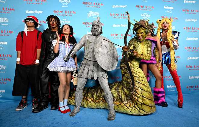 Johan&#x20;Samuel,&#x20;Henry&#x20;Samuel,&#x20;Kayla&#x20;Betulius,&#x20;Tom&#x20;Kaulitz,&#x20;Heidi&#x20;Klum,&#x20;Lou&#x20;Samuel&#x20;and&#x20;Bill&#x20;Kaulitz&#x20;attend&#x20;Heidi&#x20;Klum&#x27;s&#x20;24th&#x20;Annual&#x20;Halloween&#x20;Party&#x20;presented&#x20;by&#x20;Butterfinger&#x20;and&#x20;Huluween&#x20;on&#x20;Disney&#x2B;&#x20;at&#x20;Hard&#x20;Rock&#x20;Hotel&#x20;New&#x20;York&#x20;on&#x20;October&#x20;31,&#x20;2025,&#x20;in&#x20;New&#x20;York&#x20;City.