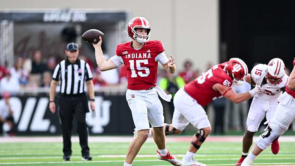 Mendoza leads No. 2 Indiana to victory over Wisconsin with 4 TDs